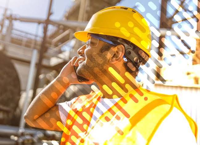 Artisan au téléphone sur un chantier