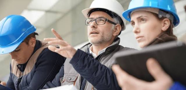 Artisans du bâtiment en réunion de chantier